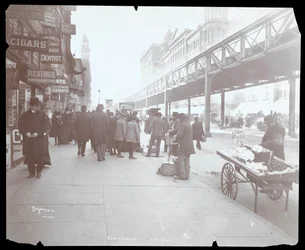 Uitzicht op straatverkopers die speelgoed en dadels verkopen op 6th Avenue tijdens Kerstmis, New York, 1903